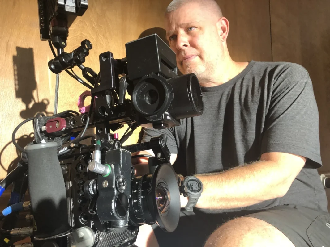Cinema operator with a rigged camera and cine lens