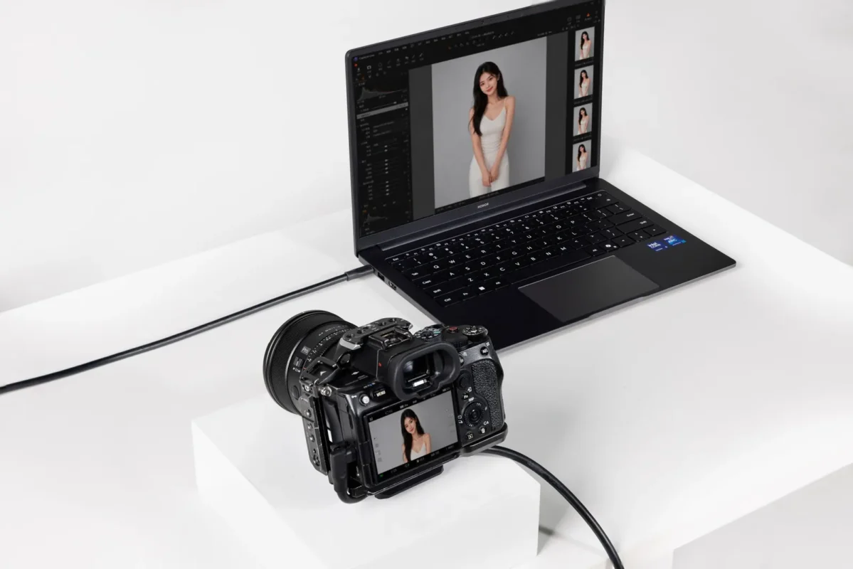 Camera connected by cable to a laptop showing the image live