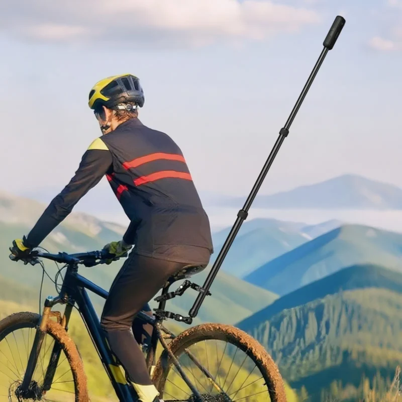Mountainbikecyklist med actionkamera på cykeln ovanför en dal